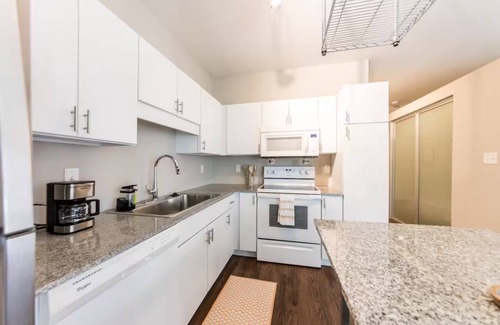 DeBaliviere Place Apartment | Garage Parking Central West End near Hospitals