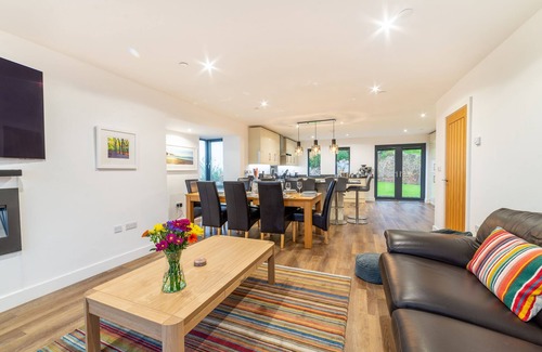 Rhos on Sea House | Gardd Y Llys Luxurious Retreat with amazing views