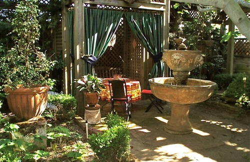 Gold Coast Apartment | Garden Apartment Located in a Wonderful Old Victorian Home