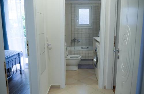 Amarousion Apartment | Garden Apartment next to the Mall -Private Parking