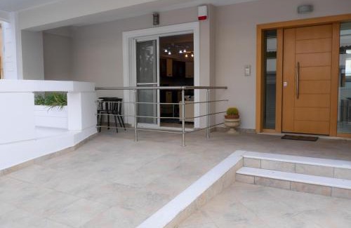 Amarousion Apartment | Garden Apartment next to the Mall -Private Parking