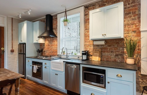 Martha Jefferson Apartment | Garden Apt |Lux Extended Stay in Downtown Belmont