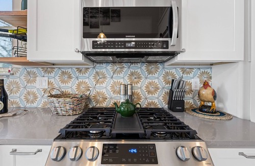 Brentwood Cottage | Garden casita.Central ATX.King bed.Full bath.Private entrance.5 miles downtown.