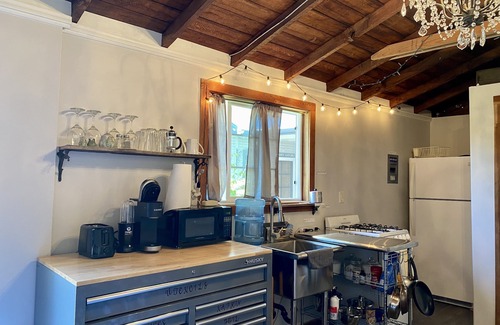 Salinas Cottage | Garden Chalet walking distance to Oldtown Salinas