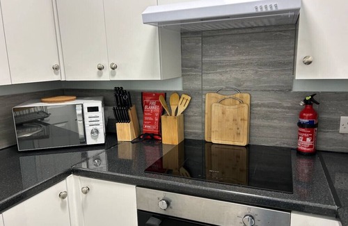 Watford Apartment | Garden flat free parking mins from Warner Bros