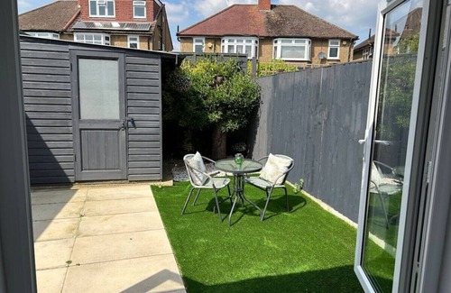 Watford Apartment | Garden flat free parking mins from Warner Bros