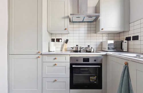 Lea Bridge Apartment | Garden Flat in Leyton | Walk to train | Great for Work & Family | 20% off now