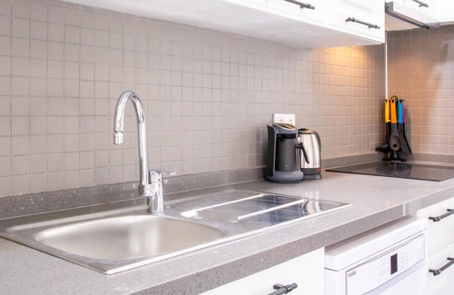 Milas Apartment | Garden Floor Flat w Garden 1 min to Beach in Milas