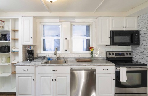 Southern Coast Apartment | Garden Getaway with Hot Tub