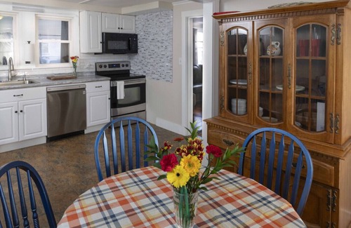 Southern Coast Apartment | Garden Getaway with Hot Tub