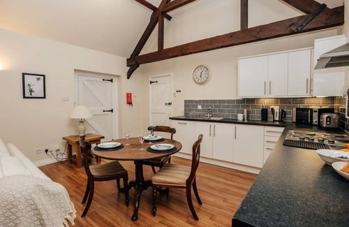 Didcot Cabin | Garden Lodge - pet friendly