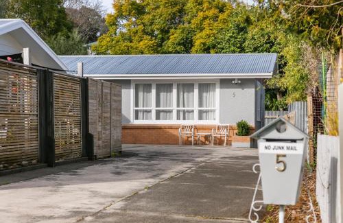 Gisborne Villa | Garden Oasis - 5min walk to CBD