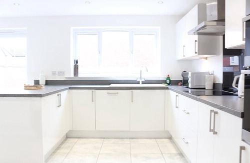 Llanwern House | Garden | Parking | 4BR