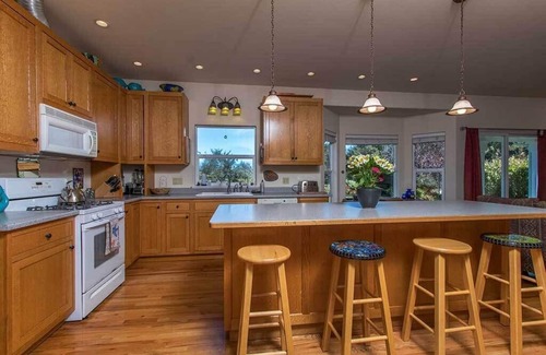 McKinleyville House | Garden Pond Retreat - Hiking Trails & Hot Tub