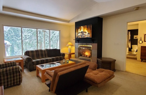 Hollyburn Apartment | Garden Retreat in West Vancouver