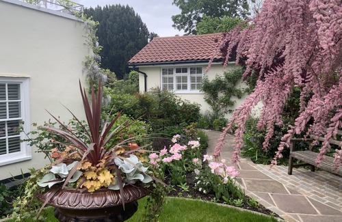 Thames Ditton Apartment | Garden Retreat for two in Thames Ditton Village