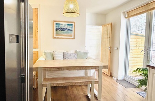 Portsmouth Apartment | Garden studio, own entry, shared kitchen. Close to beach, bars and shops