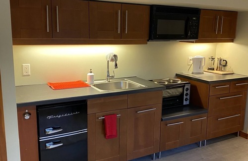 Bowen Island House | Garden suite at Casa Helena pet friendly Lisence#00000705