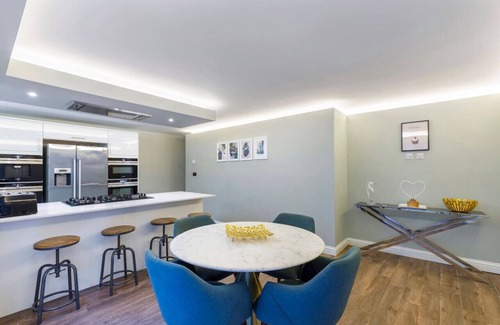 Windlesham Apartment | Garden Townhome – Cozy Office and Free Parking