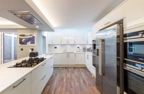 Windlesham Apartment | Garden Townhome – Cozy Office and Free Parking