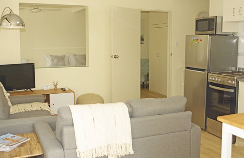 Urangan Apartment | Garden View Apartment Opposite The Beach
