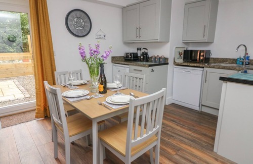 Llanybydder Cottage | GARDEN VIEW, pet friendly, country holiday cottage in Llanybydder