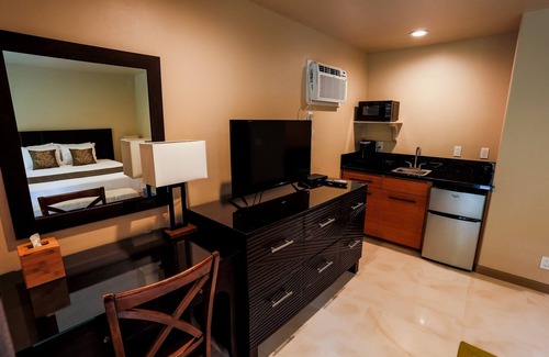 Keaukaha Hotel | Garden View Room - Oceanfront Hilo Beach House Inn