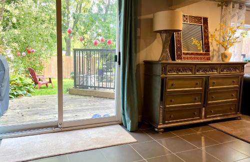 Erin Mills House | Garden-view Studio with king bed, Free parking, 3kms to UTM
