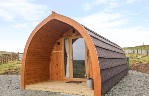 Kilmaluag Cottage | GARRAIDH GHORM POD, romantic, character holiday cottage in Conista