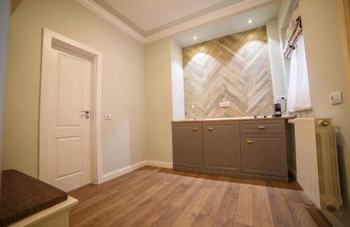 Campulung Moldovenesc Apartment | Garrison's Suites