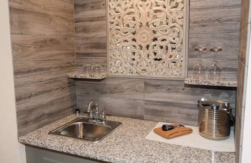 Wolfville House | Gaspereau Suite - 2 Seat Jacuzzi, KingBd, Downtown