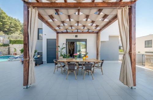 Podstrana Villa | Gastro Villa LenTini Luxury