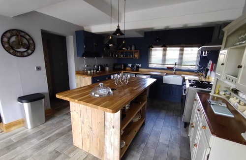 Woodhall Spa House | Gate House - entire home located on the riverside in Woodhall Spa with a hot tub & games room