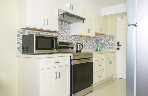 Portmore Apartment | Gated 1-bedroom Condo in Portmore with AC, WiFi, Pool, Kitchen, TV, Beach View