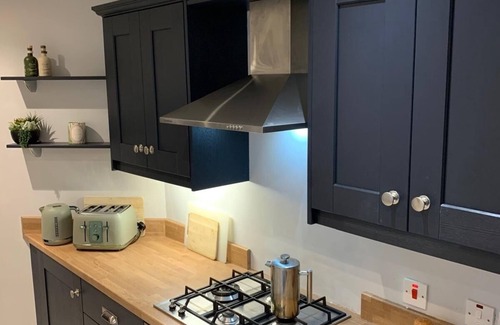 Belfast House | Gated 4-Bed Home in South Belfast, Near Dining & Short Drive, Train or bus 2 CBD