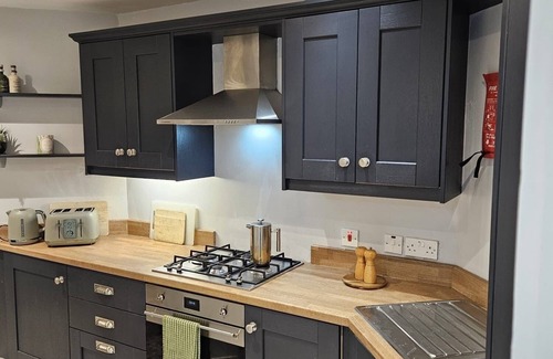 Belfast House | Gated 4-Bed Home in South Belfast, Near Dining & Short Drive, Train or bus 2 CBD