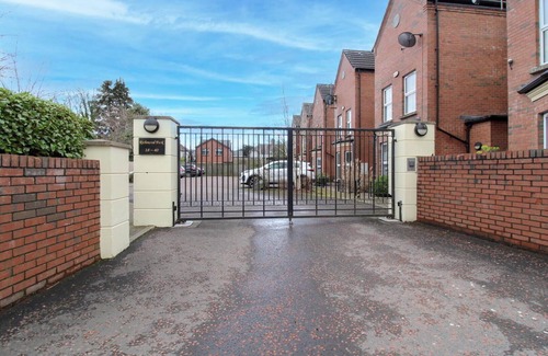 Belfast House | Gated 4-Bed Home in South Belfast, Near Dining & Short Drive, Train or bus 2 CBD