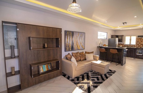 Claxton Bay House | Gated cozy retreat 5mins from highway, full kitchen and secure parking