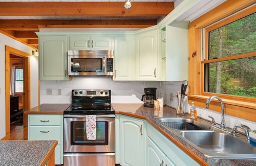 Vein Mountain Cabin | Gated neighborhood - Hot Tub & Fire Pit