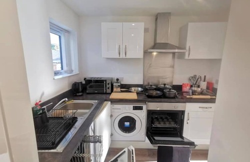 Liverpool Apartment | Gated Parking | Family Ready Apartment w/Games & Large 65” TV. 7 mins To Centre