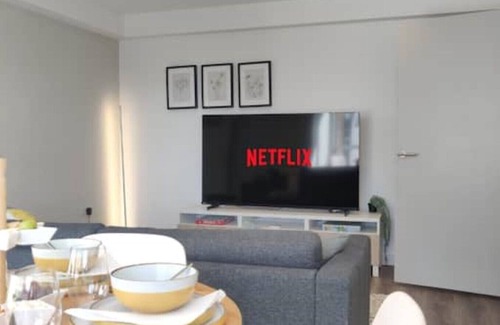Liverpool Apartment | Gated Parking | Family Ready Apartment w/Games & Large 65” TV. 7 mins To Centre