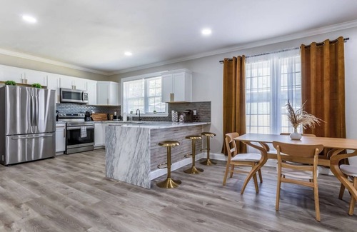 Crosstown Apartment | Gated Parking-Private Fenced Yard