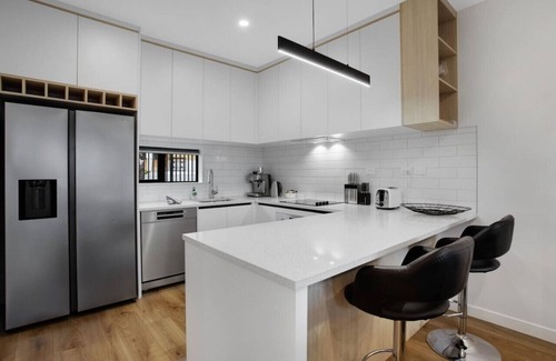 Massey House | Gateway Escape Townhouse with BBQ and Parking