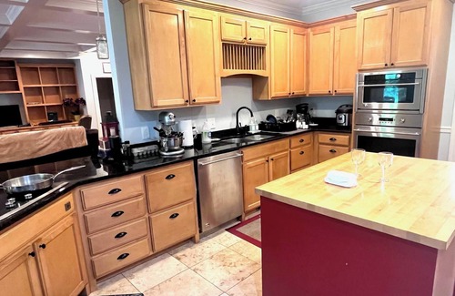 Franklin House | Gateway Farmhouse near organic farm and creek