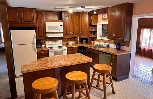 Oviedo House | Gator Hole: Old-Florida Cabin Feeling 3-bedrooms, 1.5-bath house, sleeps 5. New bring your boat launch from black hammock boat ramp fish from your house or the peninsula