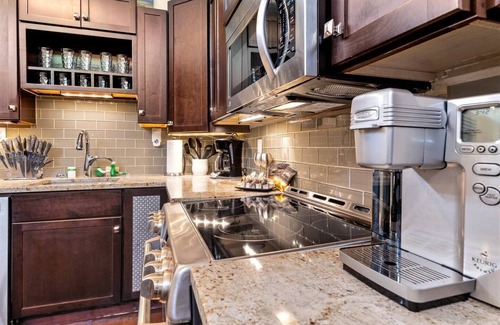 Clarksville House | Gay Friendly Modern Guest House - Great Location