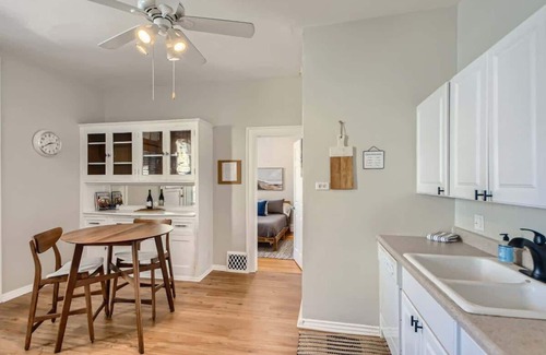 City Park Apartment | Gaylord by Modern Midstay/1Block to CityPark #G1