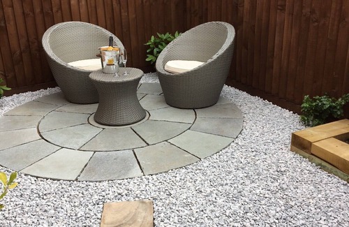 Snitterfield Apartment | Laburnum Apartment Modern and Self Contained with secluded garden