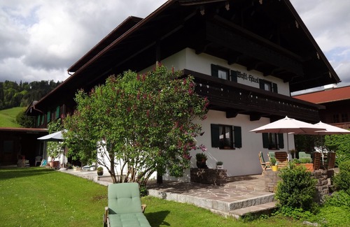Entfelden Apartment | Gemütliche Ferienwohnung bis 4 Personen, 100 m², Balkon und Kachelofen