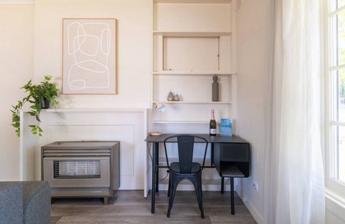 Glenelg Apartment | Gem Apartment 5 - Courtyard I Beach I Wifi I Cafes